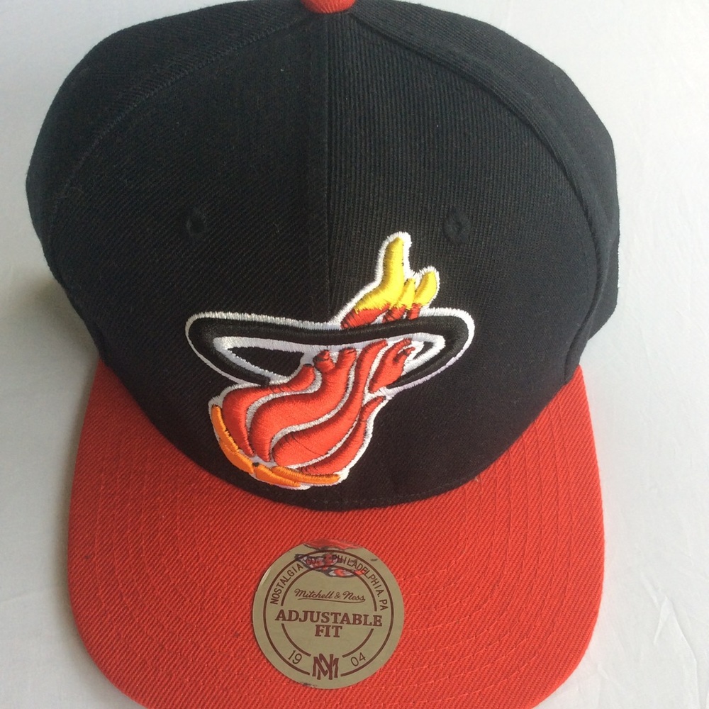 NEW ERA MITCHELL & NESS MIAMI HEAT ADJUSTABLE CAP